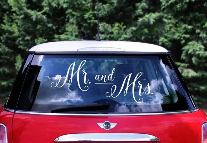 Αυτοκόλλητο αυτοκινήτου γάμου “Mr and Mrs”